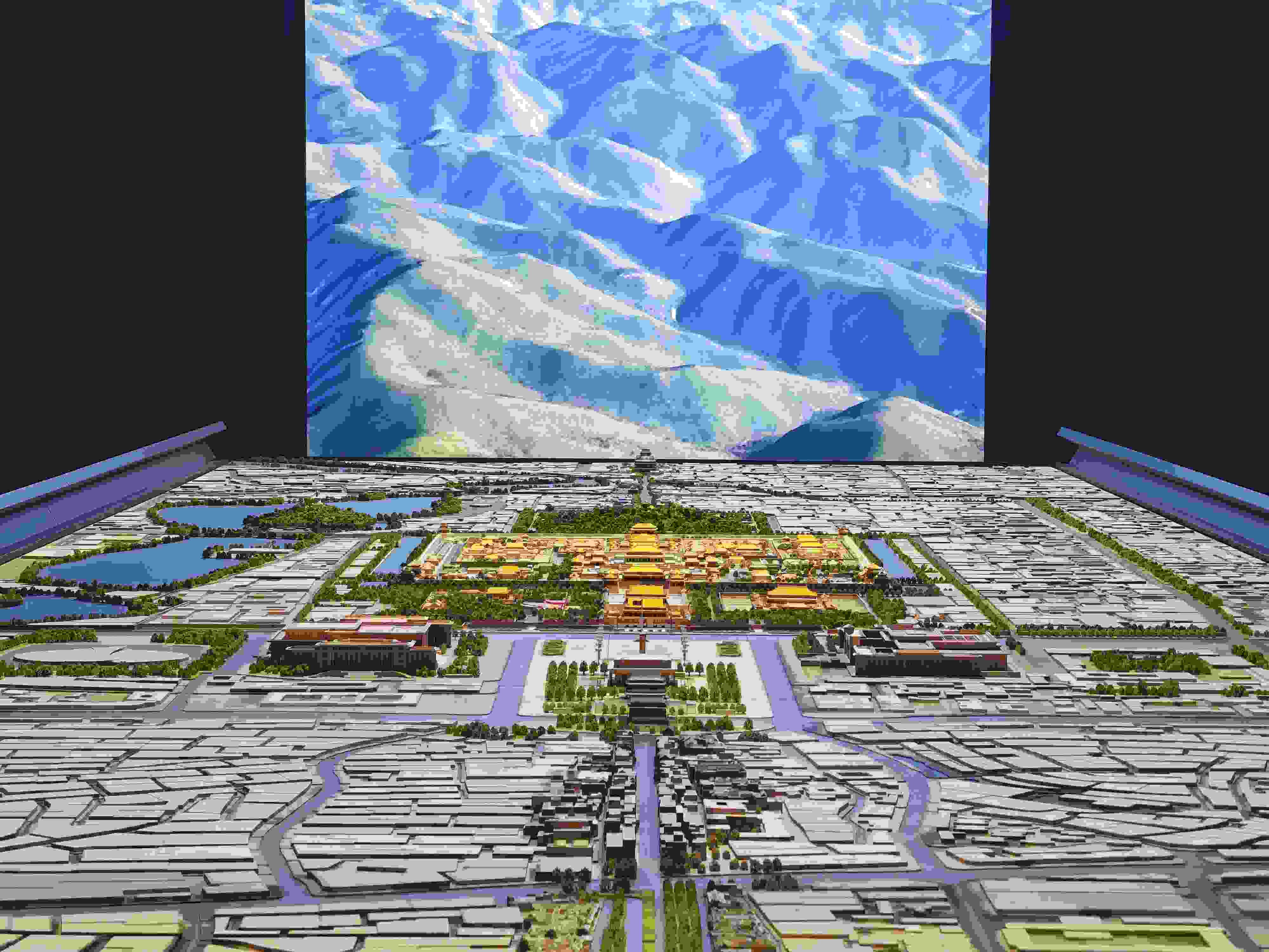 2023年3月，北京首都博物館精心制作的16米長中軸線沙盤，配以立體投影技術，展現了北京中軸線之壯美。