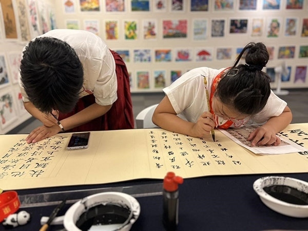 參加本次展覽的青少年在現(xiàn)場(chǎng)進(jìn)行書(shū)法創(chuàng)作。主辦方供圖
