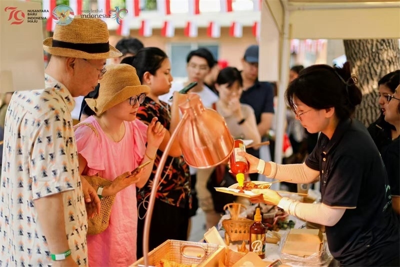 游客品嘗傳統(tǒng)印尼美食。