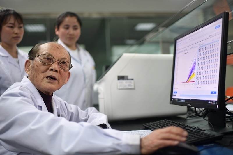 2021年6月17日，吳天一（前）在青海西寧的實(shí)驗(yàn)室內(nèi)和學(xué)生討論。