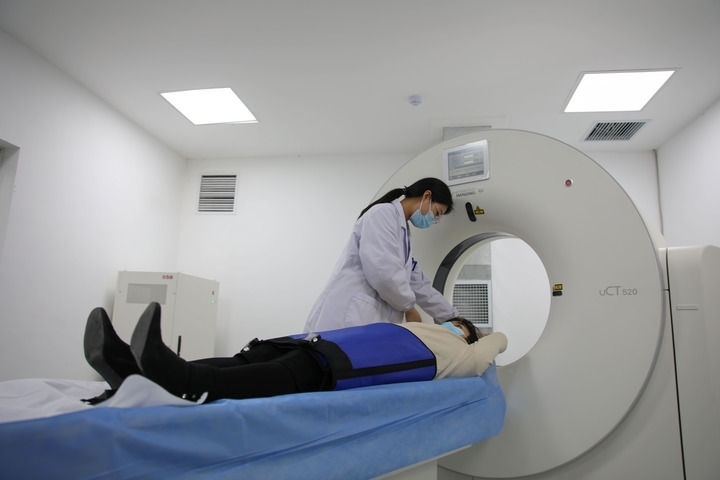 2023年3月2日，安徽省合肥市包河區(qū)煙墩街道社區(qū)衛(wèi)生服務(wù)中心的醫(yī)護(hù)人員為患者進(jìn)行CT檢查。 新華社記者 曹力 攝