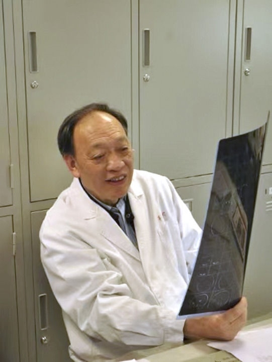 復(fù)旦大學(xué)附屬華山醫(yī)院感染科終身教授翁心華在工作（資料照片）。 新華社發(fā)