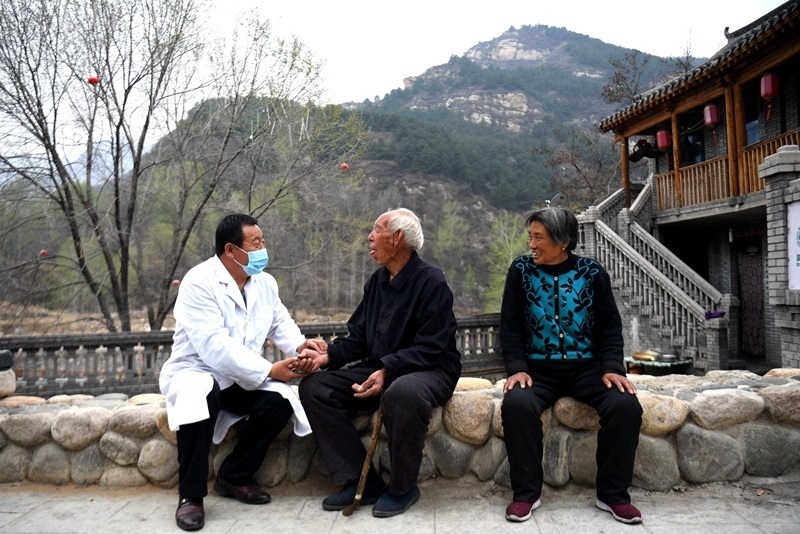 2020年4月15日，在河北阜平縣龍泉關(guān)鎮(zhèn)駱駝灣村，村醫(yī)霍建國為村民把脈。