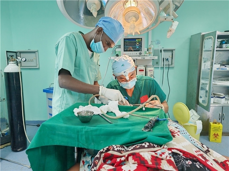 李廣醫(yī)生與當(dāng)?shù)蒯t(yī)生在做手術(shù)中。中國(guó)援桑醫(yī)療隊(duì)供圖