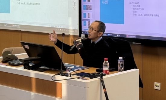 從去年秋天起，還在治療中的朱銳就堅持給本科生開課。（受訪者供圖）