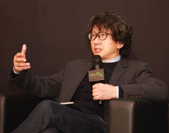 在學(xué)術(shù)論壇上發(fā)言的朱銳。（受訪者供圖）