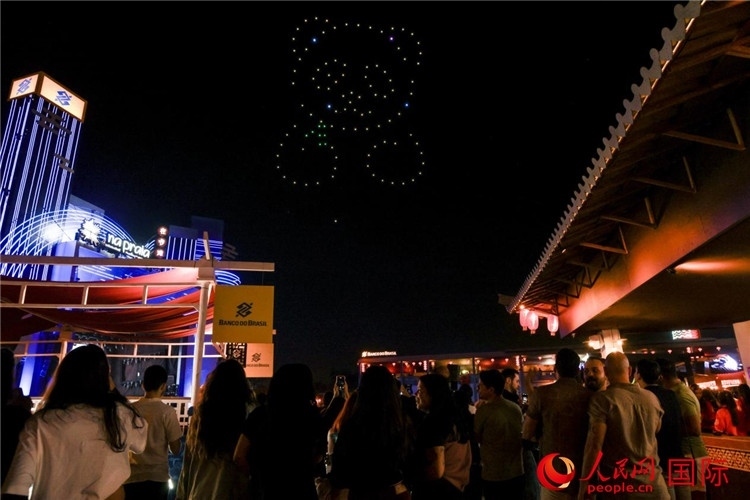 當(dāng)?shù)孛癖娪^看無人機(jī)表演。人民網(wǎng)記者 宋亦然攝