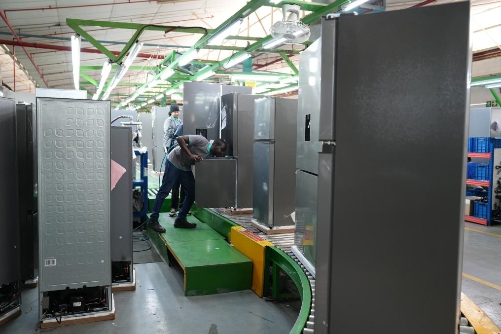 8月14日，在南非開普敦，當(dāng)?shù)貑T工在海信南非工業(yè)園的冰箱生產(chǎn)線上工作。新華社記者王雷攝