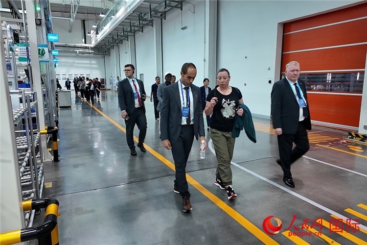 駐華外交官和國際組織駐華代表參觀億華通動力科技有限公司生產(chǎn)車間。人民網(wǎng)記者 方童攝