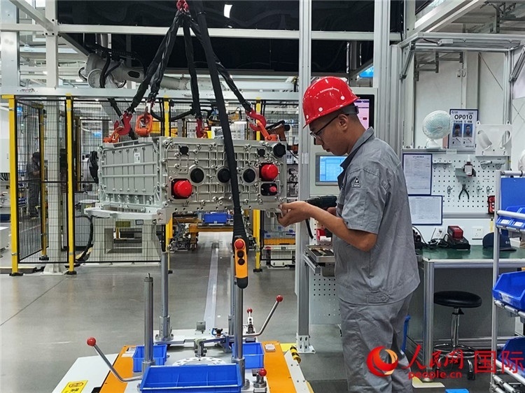 技術人員進行系統(tǒng)化測試。人民網(wǎng)記者 于洋攝