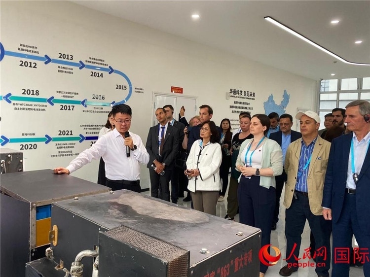 于民向駐華外交官和國際組織駐華代表介紹企業(yè)發(fā)展情況。人民網(wǎng) 宋歌攝