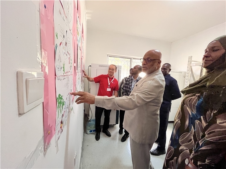 坦桑尼亞桑給巴爾衛(wèi)生部部長(zhǎng)馬茲伊參觀科普室。專家組供圖