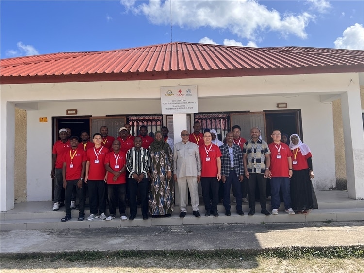 坦桑尼亞桑給巴爾衛(wèi)生部部長(zhǎng)馬茲伊與中方專家組及非方工作人員合影。專家組供圖