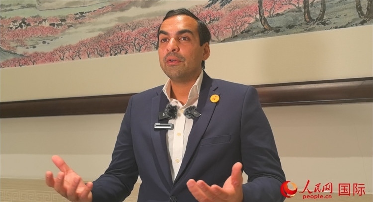 毛里求斯民議會(huì)議長阿德里安·夏爾·杜瓦爾接受媒體采訪。人民網(wǎng) 鐘文興攝