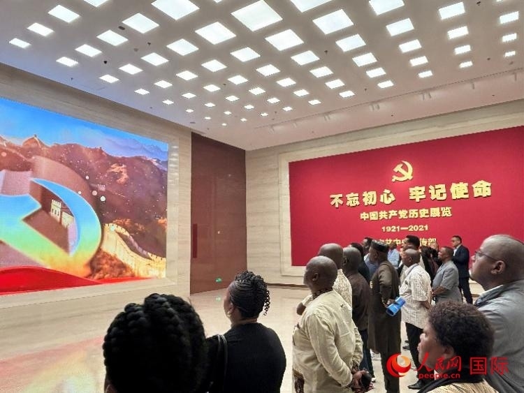 代表團參觀“不忘初心 牢記使命”中國共產黨歷史展覽。人民網(wǎng) 曹欣悅攝
