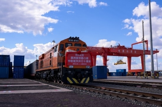 2023年9月20日，一列中歐班列行駛在內(nèi)蒙古滿(mǎn)洲里站貨運(yùn)車(chē)間集裝箱場(chǎng)。作為我國(guó)向北開(kāi)放的“橋頭堡”、中歐班列“東通道”的重要口岸，滿(mǎn)洲里鐵路口岸不斷加大中歐班列通道能力建設(shè)，進(jìn)一步提升運(yùn)輸效率和品質(zhì)