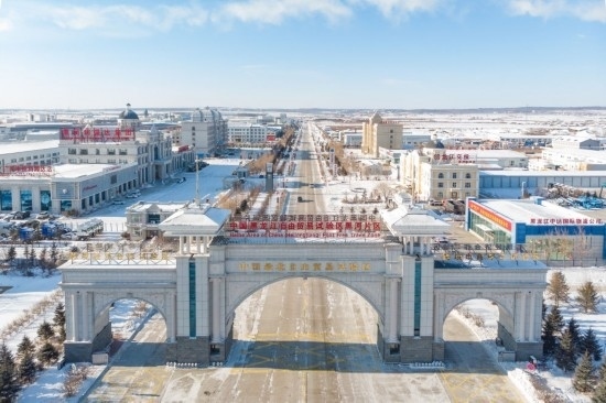 這是2024年1月31日拍攝的中國(guó)（黑龍江）自由貿(mào)易試驗(yàn)區(qū)黑河片區(qū)（無(wú)人機(jī)照片）。五年來(lái)，中國(guó)（黑龍江）自由貿(mào)易試驗(yàn)區(qū)將“試驗(yàn)田”種成“高產(chǎn)田”，以全省萬(wàn)分之三的面積，貢獻(xiàn)了全省約五分之一的實(shí)際使用外資和七分之一的外貿(mào)進(jìn)出口，在對(duì)外合作、降低物流成本、培育特色產(chǎn)業(yè)和新業(yè)態(tài)新模式等方面深入探索，成功產(chǎn)出超過(guò)300項(xiàng)制度創(chuàng)新成果。