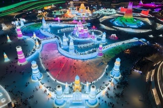 2024年1月1日，來(lái)自世界各地的游客在哈爾濱冰雪大世界園區(qū)內(nèi)游玩（無(wú)人機(jī)照片）。