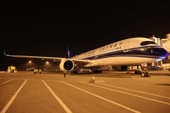 2024年4月24日晚，南航沈陽(yáng)-法蘭克福CZ8021首航航班在沈陽(yáng)桃仙國(guó)際機(jī)場(chǎng)準(zhǔn)備起飛。這是國(guó)內(nèi)航司在東北地區(qū)開(kāi)通的首條直飛德國(guó)定期航線(xiàn)。