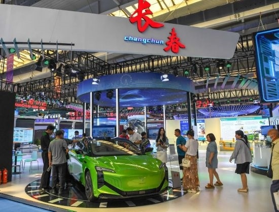 2023年8月23日，人們?cè)诘谑膶弥袊?guó)—東北亞博覽會(huì)上參觀一汽紅旗新能源車(chē)型。