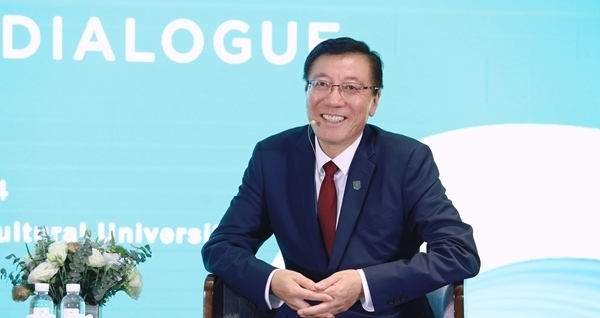 孫其信在2024世界農(nóng)業(yè)科技創(chuàng)新大會(huì)首場(chǎng)大咖對(duì)話上發(fā)言。中國(guó)農(nóng)業(yè)大學(xué)供圖