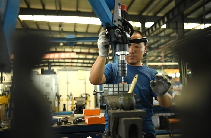 2024年7月30日，在長(zhǎng)春吉林通用機(jī)械（集團(tuán)）有限責(zé)任公司模具裝配生產(chǎn)線，鉗工在進(jìn)行攻絲操作。近年來(lái)，吉林通用機(jī)械（集團(tuán)）有限責(zé)任公司通過(guò)數(shù)字化改造、智能化升級(jí)提高生產(chǎn)效率，提升產(chǎn)業(yè)競(jìng)爭(zhēng)力，已成為全球鋁加工汽車(chē)輕量化零部件知名供應(yīng)商，為奧迪、大眾、寶馬、奔馳、保時(shí)捷等多家品牌主機(jī)廠供應(yīng)零件。新華社記者柳文惠攝