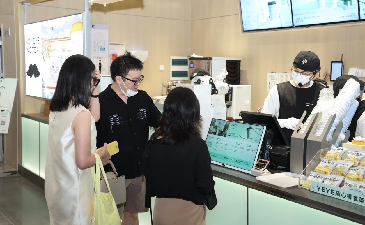 “爺爺不泡茶”奶茶品牌店。人民網(wǎng) 王戰(zhàn)雄攝