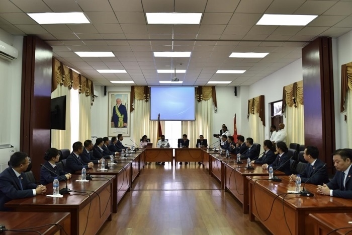 當(dāng)?shù)貢r(shí)間8月20日，圭亞那總統(tǒng)伊爾凡·阿里在圭亞那首都喬治敦鐘阿瑟會(huì)議中心會(huì)見(jiàn)了即將離任的中國(guó)（江蘇）第19期援圭亞那醫(yī)療隊(duì)。 中國(guó)（江蘇）第19期援圭亞那醫(yī)療隊(duì)供圖