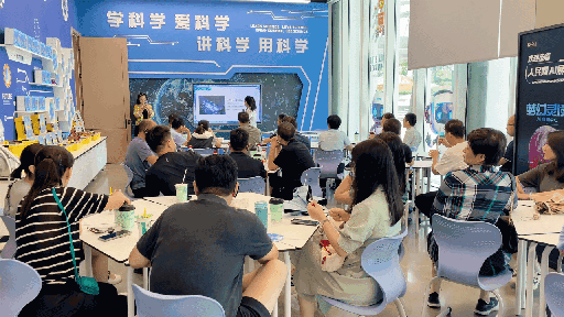 研學(xué)團(tuán)成員在AI研學(xué)培訓(xùn)區(qū)學(xué)習(xí)。人民網(wǎng) 王戰(zhàn)雄攝