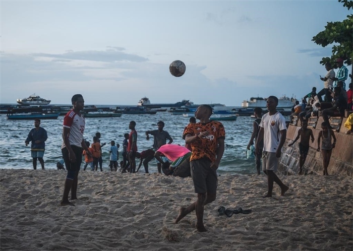 2023年12月31日，人們在坦桑尼亞桑給巴爾島海濱踢球。新華社記者王冠森攝