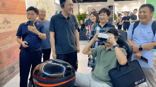 研學(xué)團(tuán)成員正在用VR眼鏡體驗。人民網(wǎng) 王戰(zhàn)雄攝