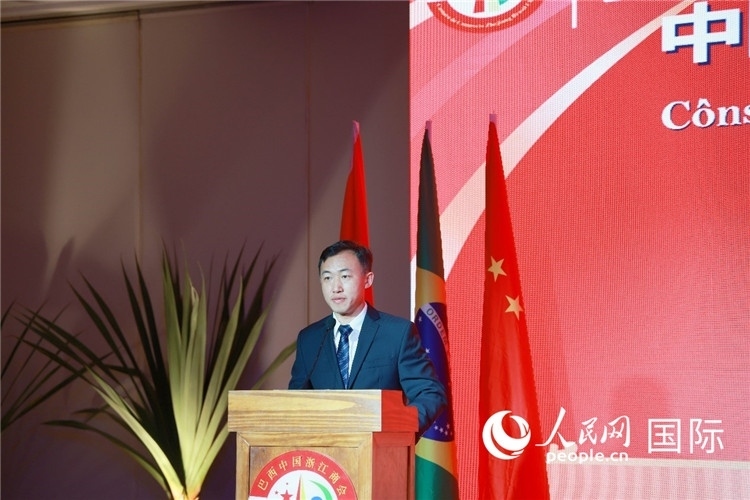 中國駐里約熱內(nèi)盧代總領(lǐng)事王海濤在典禮中致辭。人民網(wǎng)記者 陳海琪攝