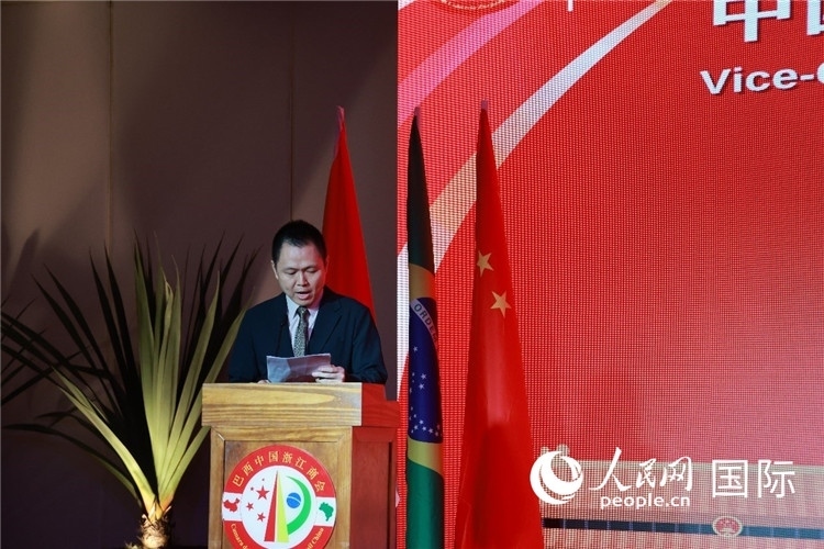 中國駐里約總領(lǐng)館副總領(lǐng)事王尉育宣讀賀電。人民網(wǎng)記者 陳海琪攝