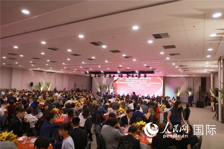 當(dāng)?shù)貢r(shí)間8月24日晚，巴西中國浙江商會(huì)第六屆理監(jiān)事會(huì)就職典禮在里約熱內(nèi)盧舉行。圖為就職典禮現(xiàn)場。人民網(wǎng)記者 陳海琪攝