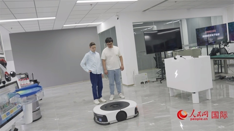 睿樂達(dá)機(jī)器人充電停車場(chǎng)。人民網(wǎng)記者 張榮攝