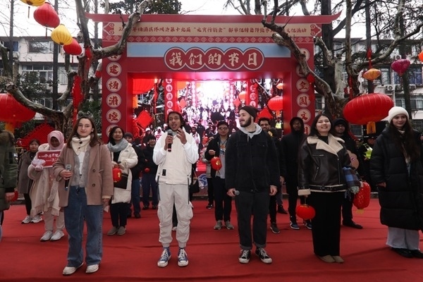 “熊貓叨叨”團(tuán)隊(duì)參加上海四平社區(qū)“元宵行街會(huì)”。