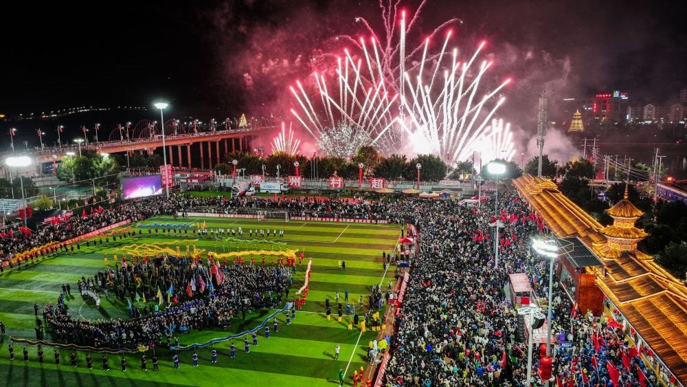 2024全國(guó)“村晚”示范展示活動(dòng)暨貴州“村超村晚”舉行音樂(lè)煙花秀表演（無(wú)人機(jī)照片，2024年2月3日攝）。新華社記者 劉續(xù) 攝