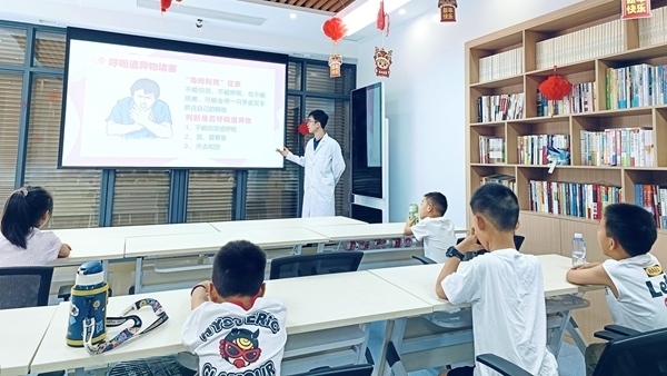 西安交通大學(xué)“筑夢醫(yī)心·護(hù)佑三農(nóng)”實踐團(tuán)開展健康科普。校方供圖