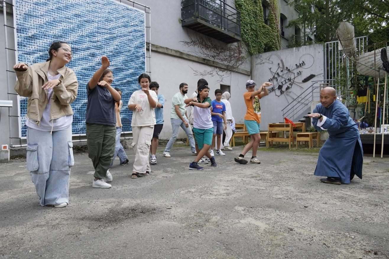 孩子們與魯汶大學(xué)武術(shù)老師，北少林長(zhǎng)拳傳人羅師傅學(xué)習(xí)中國(guó)功夫。比利時(shí)維他命文化傳媒供圖