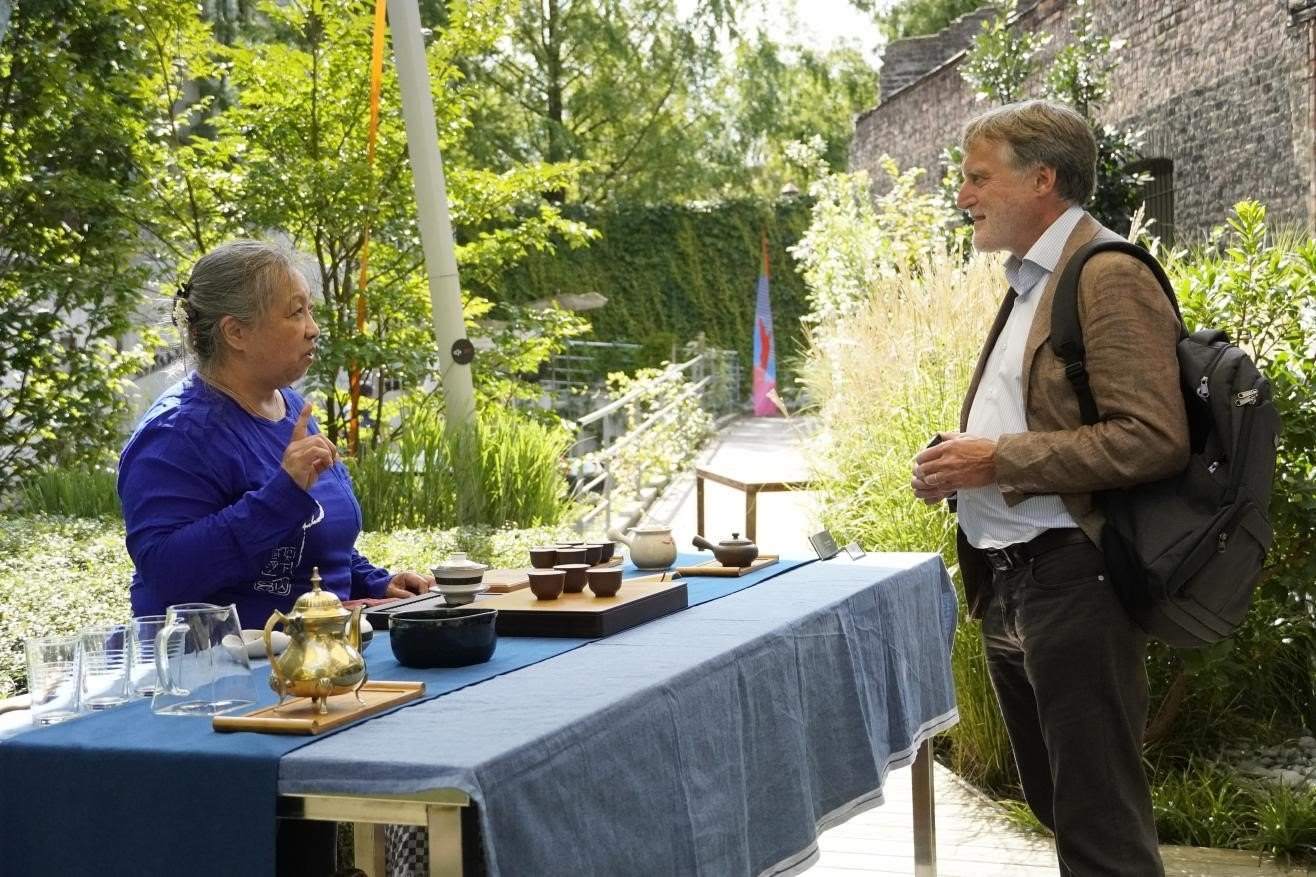 在博物館的戶外花園來(lái)賓品味中國(guó)茶藝。比利時(shí)維他命文化傳媒供圖