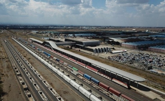 這是2023年9月在肯尼亞首都內(nèi)羅畢拍攝的蒙內(nèi)鐵路內(nèi)羅畢站（無人機照片）。新華社記者 韓旭 攝