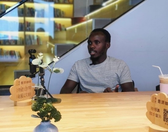 來自肯尼亞的北京交通大學留學生卡里烏在北京接受采訪（8月10日攝）。新華社記者 王小鵬 攝