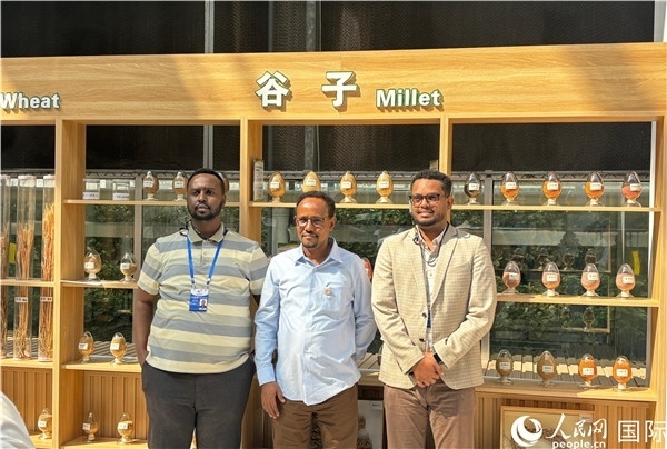 研討班成員在聽取講解后合影留念。人民網(wǎng) 曹欣悅攝