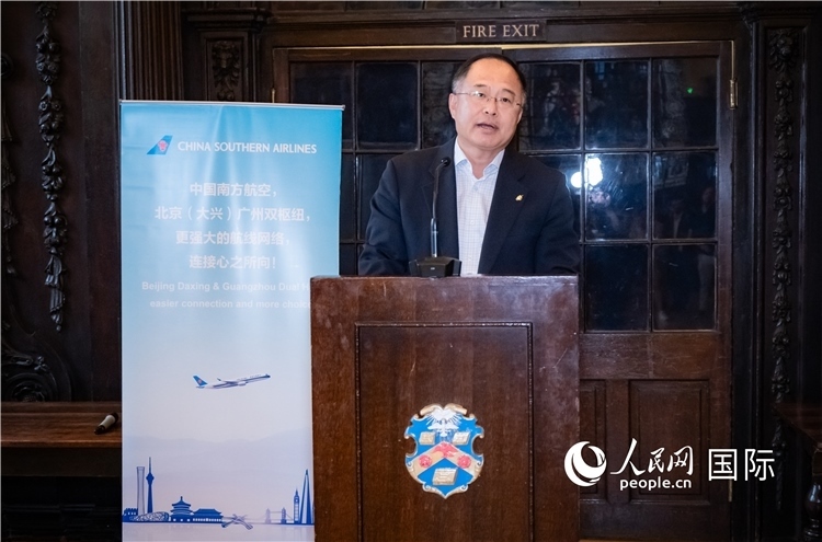 圖為中國駐倫敦旅游辦事處主任張力致辭。人民網(wǎng) 郭錦標(biāo)攝