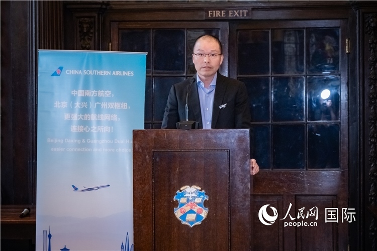 圖為中國南方航空倫敦營業(yè)部總經(jīng)理陳珂致辭。人民網(wǎng) 郭錦標(biāo)攝