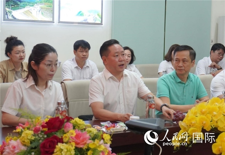 越中電力公司董事長李志雄（前排左二）介紹越南電力情況。葛沙莎攝