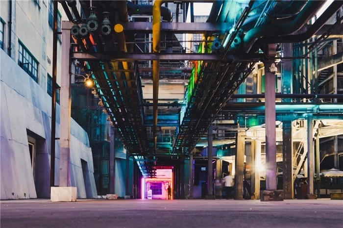 東郊記憶園區(qū)工業(yè)橫街完整地保留了園區(qū)的工業(yè)元素，如工業(yè)煙囪、動力管廊架和水塔等，形成了園區(qū)獨(dú)特的工業(yè)風(fēng)景線。資料圖片