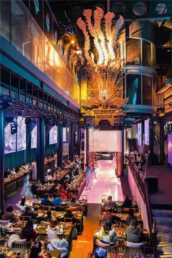 東郊記憶園區(qū)內(nèi)以蜀地文化為創(chuàng)作背景，溯源中國傳統(tǒng)宴飲儀禮打造的全景沉浸式漢文化主題餐秀。成都傳媒集團(tuán)供圖