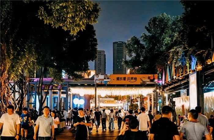 夜幕下的東郊記憶園區(qū)人流如織，熱度不減。資料圖片