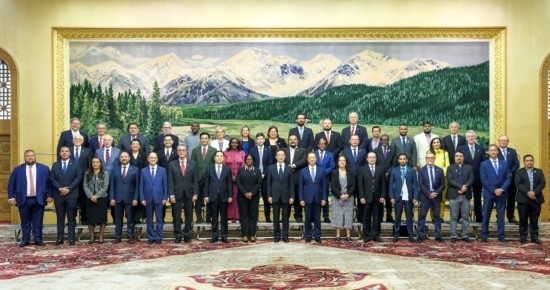  8月30日，國家副主席韓正在北京集體會見出席2024年國際議員友好交流論壇的各國代表。新華社記者 丁林 攝